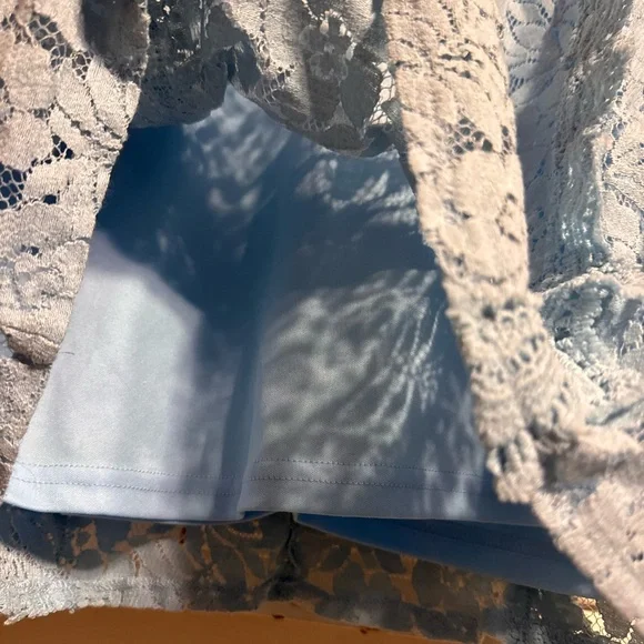 Elegant Blue Lace Sleeveless Top - Picture 3 of 4